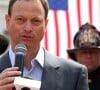 Il s'agit de Gary Sinise
Gary Sinise évoque son implication pour le soutien des soldats dans le spays en guerre (11 avril 2011 à Saint-Louis)