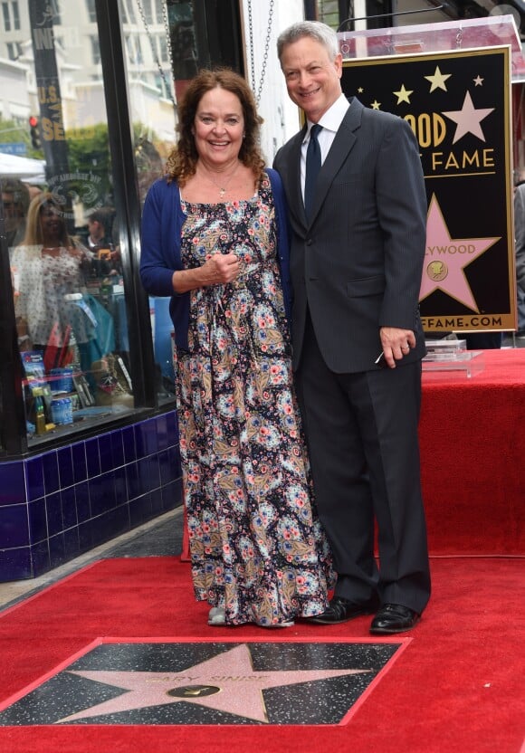 "Ma femme avait appris qu'elle avait un cancer du sein."
Gary Sinise (avec sa femme) reçoit son étoile sur le Walk of Fame à Hollywood, le 17 avril 2017 © Chris Delmas/Bestimage