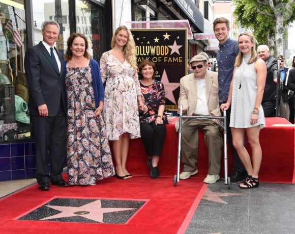 Gary Sinise avec sa femme Moira Harris, ses parents Robert L. Sinise et Mylles S. Alsip et ses enfants McCanna Anthony Sinise, Sophie Sinise et Ella Sinise - Gary Sinise reçoit son étoile sur le Walk of Fame à Hollywood, le 17 avril 2017 © Chris Delmas/Bestimage