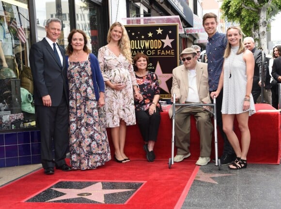 Gary Sinise avec sa femme Moira Harris, ses parents Robert L. Sinise et Mylles S. Alsip et ses enfants McCanna Anthony Sinise, Sophie Sinise et Ella Sinise - Gary Sinise reçoit son étoile sur le Walk of Fame à Hollywood, le 17 avril 2017 © Chris Delmas/Bestimage