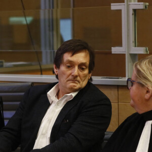 L'artiste de 56 ans va y être jugé pour avoir provoqué un accident de la route qui a fait trois blessés d'une même famille, et causé la mort d'un foetus, le comédien, le 10 février 2023.
Pierre Palmade au tribunal de Melun avec ses avocats Me Alain Barsikian et Me Céline Lasek pour son procès pour blessures involontaires à la suite d'un accident de la route en février 2023 dans lequel sa voiture a percuté un autre véhicule à Melun. Le 20 novembre 2024. © Christophe Clovis / Bestimage 
