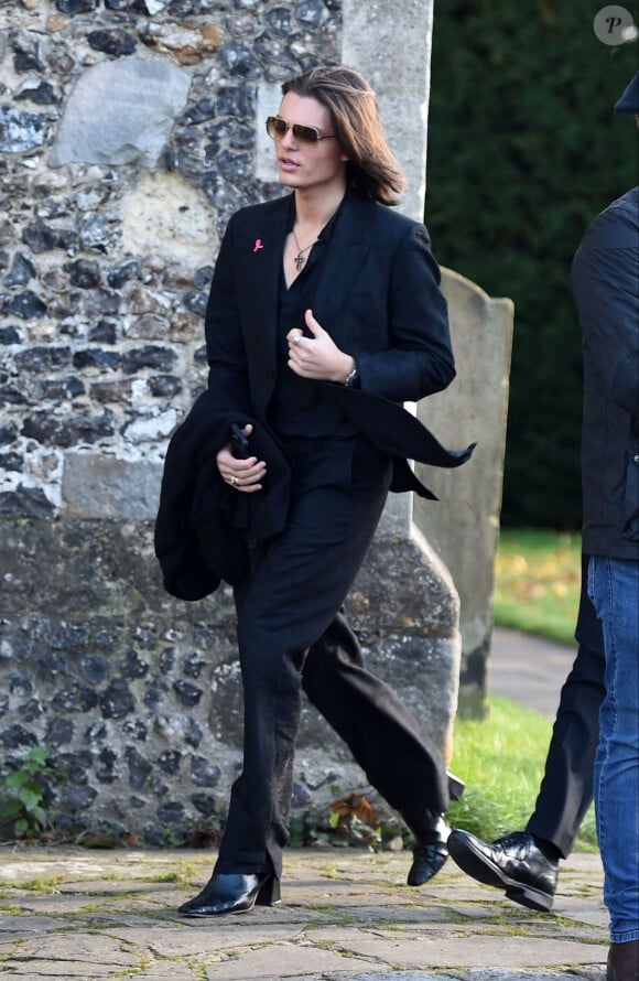 Damian Hurley à la sortie des funérailles de Liam Payne à l'église St Mary à Amersham, le 20 novembre 2024. L'ex-membre du groupe One Direction a chuté du troisième étage, le 16 octobre 2024, depuis le balcon de sa chambre d'hôtel à Buenos Aires. Celle-ci a été retrouvé saccagée. 