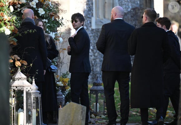 Louis Tomlinson - Funérailles de Liam Payne à l'église St Mary à Amersham, le 20 novembre 2024. L'ex-membre du groupe One Direction a chuté du troisième étage, le 16 octobre 2024, depuis le balcon de sa chambre d'hôtel. Celle-ci a été retrouvé saccagée. 