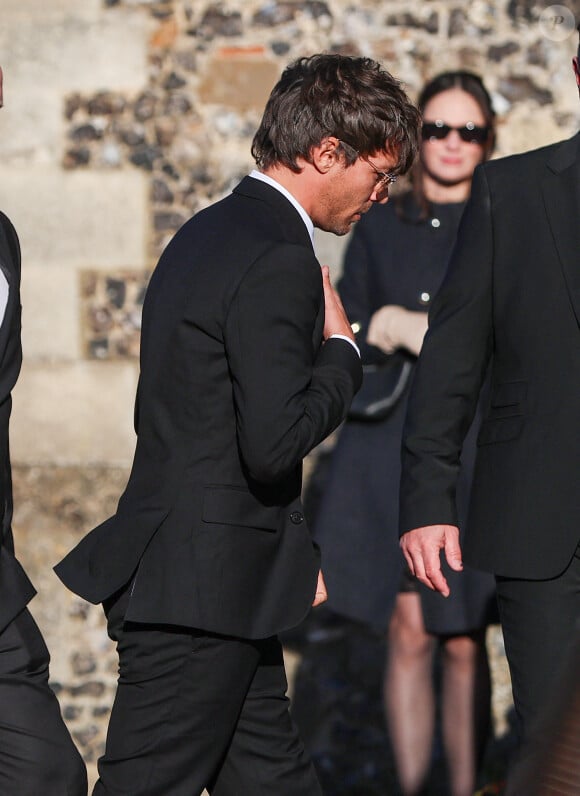 Louis Tomlinson ancien membre du groupe "One Direction" - Funérailles de Liam Payne à l'église St Mary à Amersham, le 20 novembre 2024. L'ex-membre du groupe One Direction a chuté du troisième étage, le 16 octobre 2024, depuis le balcon de sa chambre d'hôtel. Celle-ci a été retrouvé saccagée. 