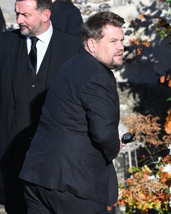 James Corden - Funérailles de Liam Payne à l'église St Mary à Amersham, le 20 novembre 2024. L'ex-membre du groupe One Direction a chuté du troisième étage, le 16 octobre 2024, depuis le balcon de sa chambre d'hôtel. Celle-ci a été retrouvé saccagée. 