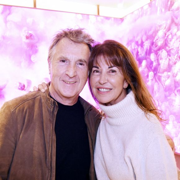 Les années passent et François Cluzet est toujours aussi amoureux de Narjiss. 
Exclusif - François Cluzet et sa femme Narjiss Slaoui-Falcoz à l'inauguration du Flagship Eluxtravel, un nouveau salon de voyage design et lumineux à Paris. © Rachid Bellak / Bestimage