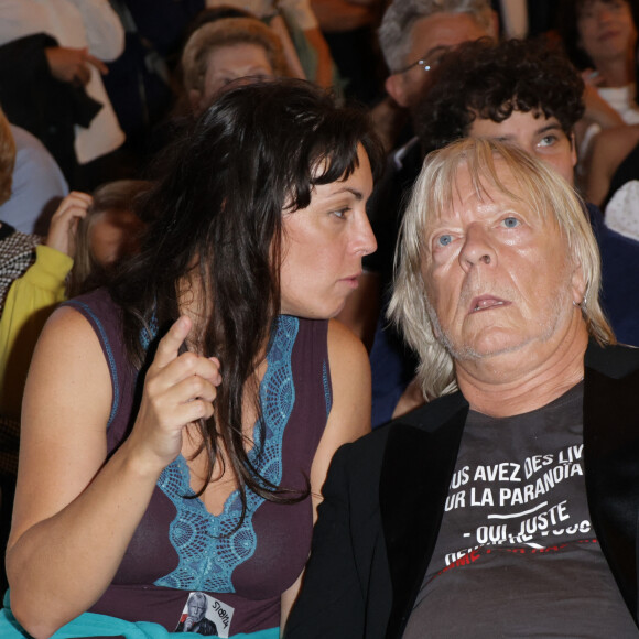 Et un autre de conclure : "Il n'a plus de voix et il est malade on le sait, pour autant ce concert est un des plus beaux (émouvants) spectacles auquel j'ai assisté. Il est magnifiquement entouré par ses musiciens(nes) et un public qui connait par coeur les paroles".
Exclusif - Le chanteur Renaud (Renaud Séchan) - Les amis musiciens de Renaud ont donné un concert à la Mairie du 13ème à Paris le 5 septembre 2024, en hommage au chanteur et à l'occasion de l'exposition "Renaud, Des mots et des images". 