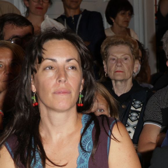Semi-exclusif - Le chanteur Renaud (Renaud Séchan) et sa femme Cerise - Les amis musiciens de Renaud ont donné un concert à la Mairie du 13ème à Paris le 5 septembre 2024, en hommage au chanteur et à l'occasion de l'exposition "Renaud, Des mots et des images" et de la sortie d'un recueil regroupant des œuvres d'artistes contemporains illustrant ses chansons par vingt artistes, dont le pionnier de l'art urbain Ernest Pignon-Ernest, les street artistes Jef Aérosol et C215, les peintres Françoise Pétrovitch et Anna Foka ont aussi illustré chacun un titre du chanteur (La mère à Titi, Mistral gagnant, Morgane de toi, Dès que le vent soufflera...). Ces œuvres exposées à la mairie du 13e arrondissement, sont éditées dans un recueil (Gallimard Alternatives) qui sort jeudi en librairie, et feront l'objet d'une vente aux enchères le 13 septembre à "19h dans la salle des fêtes de la Mairie du XIIIe et en ligne grâce à drouot.com". L’association du chanteur Renaud et de l’artiste Ernest Pignon-Ernest est à l'origine de ces évènements. Ils s'inscrivent dans le cadre d'un projet artistique intitulé Des mots et des images au profit des actions de l'Unicef. Renaud, 72 ans, a démarré début 2023, après six ans d'absence, une tournée, avant de sortir à l'automne l'album Dans mes cordes, dans lequel il revisite son répertoire en symphonique. © Coadic Guirec/Bestimage