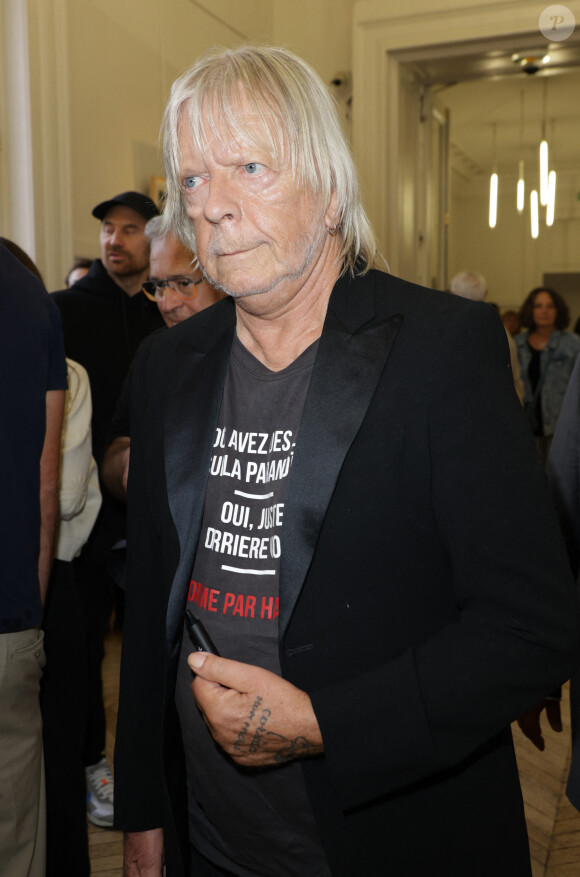 C'est pas possible" : Renaud est remonté sur scène et les images de son  concert ont fait réagir : Le diaporama - Purepeople