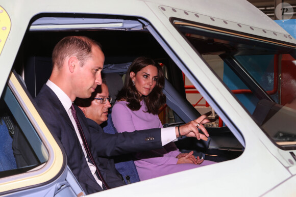 Nom d'emprunt de Kate Middleton et du prince William ! Pour l'anecdote, le prince George était pour sa part appelé bébé Jones.

Le prince William, duc de Cambridge et Catherine Kate Middleton, duchesse de Cambridge en visite à l'usine Airbus à Hambourg, le 21 juillet 2017, avant de prendre leur avion à la fin de leur visite officielle en Allemagne. 