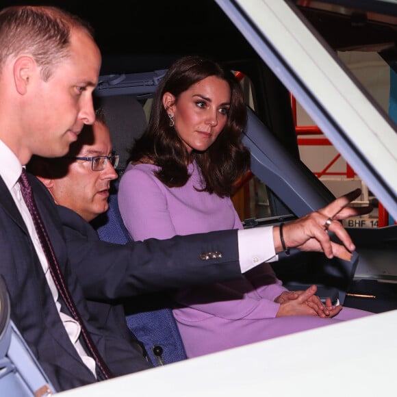 Nom d'emprunt de Kate Middleton et du prince William ! Pour l'anecdote, le prince George était pour sa part appelé bébé Jones.

Le prince William, duc de Cambridge et Catherine Kate Middleton, duchesse de Cambridge en visite à l'usine Airbus à Hambourg, le 21 juillet 2017, avant de prendre leur avion à la fin de leur visite officielle en Allemagne. 