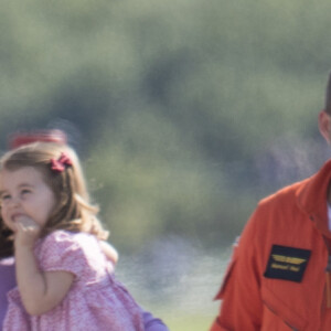 Catherine Kate Middleton, duchesse de Cambridge et sa fille la princesse Charlotte de Cambridge en visite à l'usine Airbus à Hambourg, le 21 juillet 2017, avant de prendre leur avion à la fin de leur visite officielle en Allemagne.