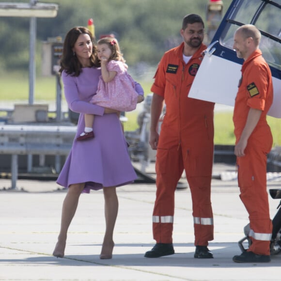 Catherine Kate Middleton, duchesse de Cambridge et sa fille la princesse Charlotte de Cambridge en visite à l'usine Airbus à Hambourg, le 21 juillet 2017, avant de prendre leur avion à la fin de leur visite officielle en Allemagne.