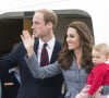 Quand on est un couple royal, cela semble encore plus évident. Kate Middleton et le prince William n'y échappent donc pas. 
Le prince William, Catherine Kate Middleton la duchesse de Cambridge et leur fils George montent à bord d'un avion pour rentrer à Londres après leur visite officielle en Australie, le 25 avril 2014.