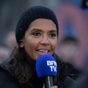 Aujourd'hui, elle s'essaie à un nouveau genre...
Karine Le Marchand soutient les agriculteurs sur le barrage de l'Autoroute A4 à hauteur de Jossigny en Seine et Marne le 29 Janvier 2024. Comme elle l'avait annoncé la semaine dernière, l'animatrice de l'émission "L'amour est dans le pré", Karine Le Marchand, a amené près de 200 croissants aux agriculteurs sur un barrage sur l'autoroute A4. © Jeremy Melloul - Pierre Perusseau / Bestimage