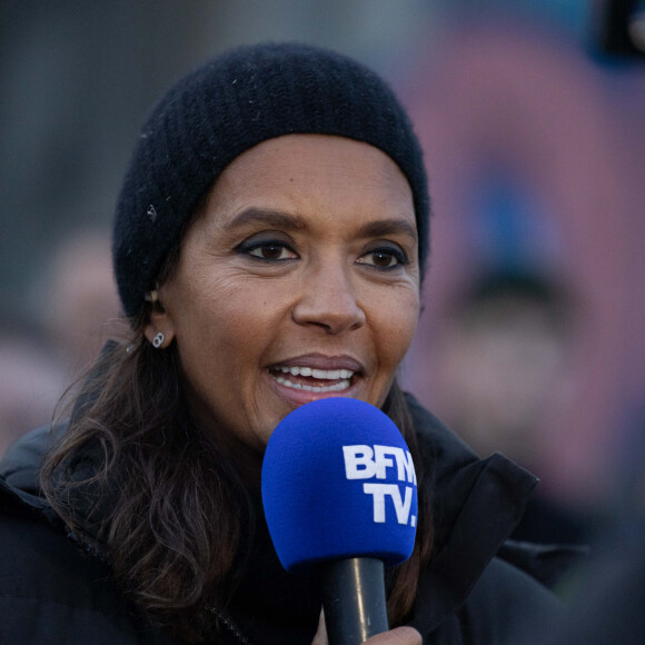 Aujourd'hui, elle s'essaie à un nouveau genre...
Karine Le Marchand soutient les agriculteurs sur le barrage de l'Autoroute A4 à hauteur de Jossigny en Seine et Marne le 29 Janvier 2024. Comme elle l'avait annoncé la semaine dernière, l'animatrice de l'émission "L'amour est dans le pré", Karine Le Marchand, a amené près de 200 croissants aux agriculteurs sur un barrage sur l'autoroute A4. © Jeremy Melloul - Pierre Perusseau / Bestimage