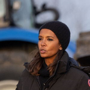 Karine Le Marchand soutient les agriculteurs sur le barrage de l'Autoroute A4 à hauteur de Jossigny en Seine et Marne le 29 Janvier 2024. Comme elle l'avait annoncé la semaine dernière, l'animatrice de l'émission "L'amour est dans le pré", Karine Le Marchand, a amené près de 200 croissants aux agriculteurs sur un barrage sur l'autoroute A4. © Jeremy Melloul - Pierre Perusseau / Bestimage
