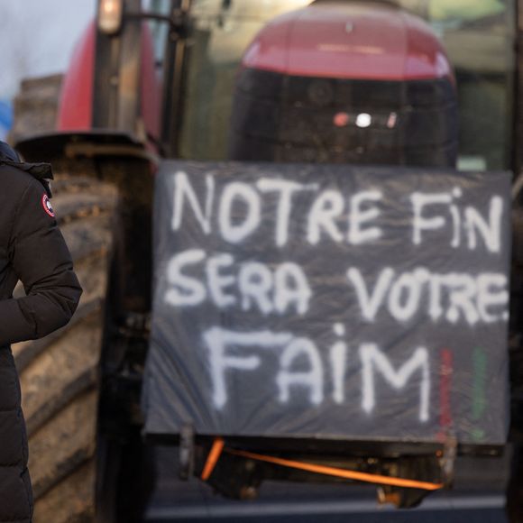 Karine Le Marchand soutient les agriculteurs sur le barrage de l'Autoroute A4 à hauteur de Jossigny en Seine et Marne le 29 Janvier 2024. Comme elle l'avait annoncé la semaine dernière, l'animatrice de l'émission "L'amour est dans le pré", Karine Le Marchand, a amené près de 200 croissants aux agriculteurs sur un barrage sur l'autoroute A4. © Jeremy Melloul - Pierre Perusseau / Bestimage
