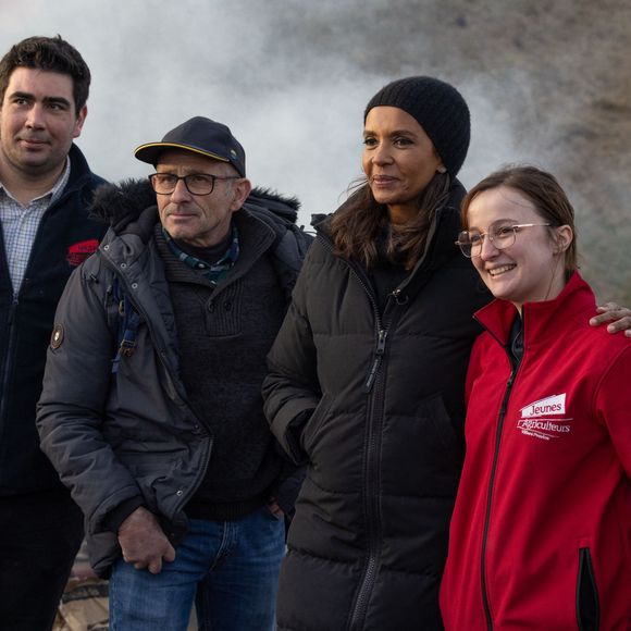 ...est l'icone des agriculteurs grâce à L'amour est dans le pré.
Karine Le Marchand soutient les agriculteurs sur le barrage de l'Autoroute A4 à hauteur de Jossigny en Seine et Marne le 29 Janvier 2024. Comme elle l'avait annoncé la semaine dernière, l'animatrice de l'émission "L'amour est dans le pré", Karine Le Marchand, a amené près de 200 croissants aux agriculteurs sur un barrage sur l'autoroute A4. © Jeremy Melloul - Pierre Perusseau / Bestimage