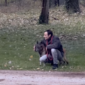 Après cette soirée reposante, une autre image a été dévoilée par le frère d'Anouchka et Alain-Fabien : on peut le voir dans le grand jardin de Douchy jouer avec Loubo. 
A Douchy ce week-end, Anthony Delon et sa fille Liv profitent du lieu.