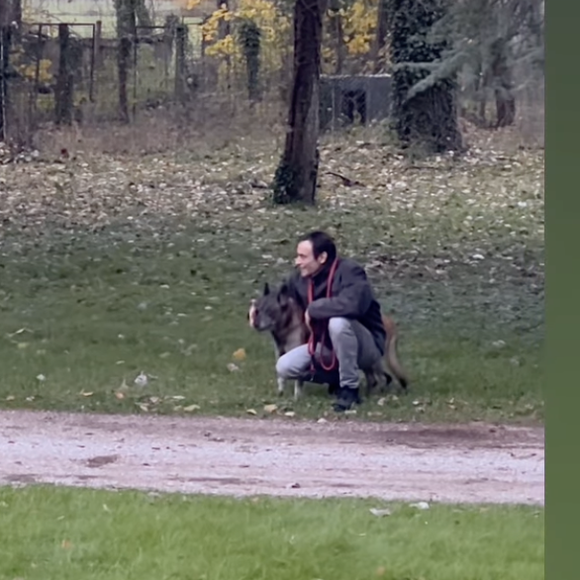 Après cette soirée reposante, une autre image a été dévoilée par le frère d'Anouchka et Alain-Fabien : on peut le voir dans le grand jardin de Douchy jouer avec Loubo. 
A Douchy ce week-end, Anthony Delon et sa fille Liv profitent du lieu.