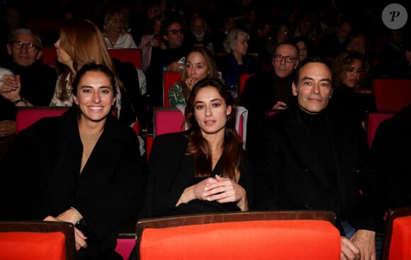 Il y a dix jours, se sont d'autres images touchantes qui ont été dévoilées par le fils aîné d'Alain. Là encore, il était avec Loubo et c'est sa fille Loup était cette fois à ses côtés. 

Exclusif - Anthony Delon et ses filles Loup et Liv lors de la soirée hommage Ciné-concert symphonique "Alain Delon, le dernier Samouraï" au palais des congrès à Paris le 8 novembre 2024 le jour de son anniversaire. Pour cette soirée, le chef d'orchestre Vahan Mardirossian a dirigé l'orchestre symphonique de Douai. © Jacovides / Moreau / Bestimage