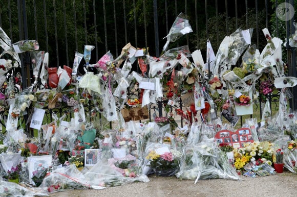 Fleurs et messages déposés par les fans devant la propriété d'Alain Delon à quelques heures des obsèques de l'acteur qui auront lieu dans la chapelle à l'intérieur de sa propriété à Douchy-Montcorbon le 24 août 2024.