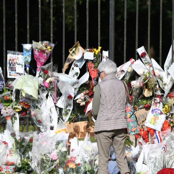 Si celui-ci a perdu son maître, il continue de recevoir l'amour des membres du clan.
Les hommages se multiplient devant l'entrée de la maison de Alain Delon à Douchy le 22 août 2024. 