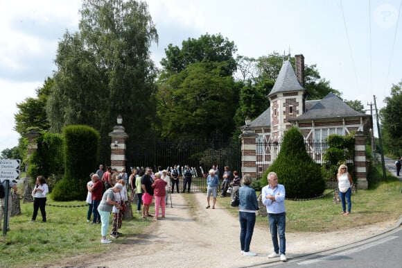 Illustration au domaine de Douchy après l'annonce de la mort de Alain Delon le 18 août 2024.