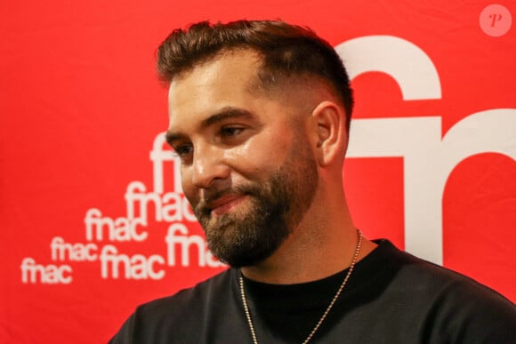 Exclusif - Kendji Girac en séance de dédicaces à l'occasion de la sortie de son nouvel album ''Vivre'' à la FNAC Croix-Blanche de Sainte-Geneviève-des-Bois, France, le vendredi 4 octobre 2024.