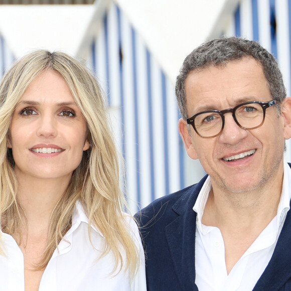 Laurence Arné et Dany Boon au photocall du film "La Famille Hennedricks" lors du 38ème festival du film de Cabourg, France, le 15 juin 2024. Les Journées romantiques du 38ème Festival du film de Cabourg (Calvados) auront lieu du 12 au 16 juin. © Coadic Guirec/Bestimage 