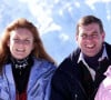 Malgré les nombreux scandales du prince Andrew, la duchesse n'a pas non plus abandonné le père de ses deux enfants. 
Sarah Ferguson et le prince Andrew avec leurs filles la princesse Eugenie et la princesse Beatrice à Verbier en février 2005