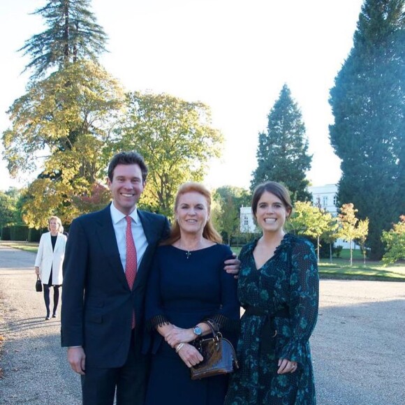 La princesse Eugenie (en robe Claudie Pierlot), son mari Jack Brooksbank et sa mère Sarah Ferguson, sur Instagram en mars 2020.