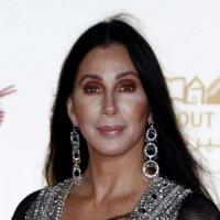 Cher : À 63 ans, toujours au top, la chanteuse se met au surf !