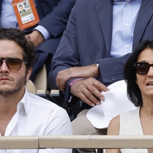 C'est donc dans les bras du jeune humoriste suisse qu'elle s'est montrée en public en juin 2022. Florence Foresti et son compagnon Alexandre Kominek - People dans les tribunes lors des Internationaux de France de Tennis de Roland Garros 2022 à Paris le 29 mai 2022. © Cyril Moreau/Bestimage 