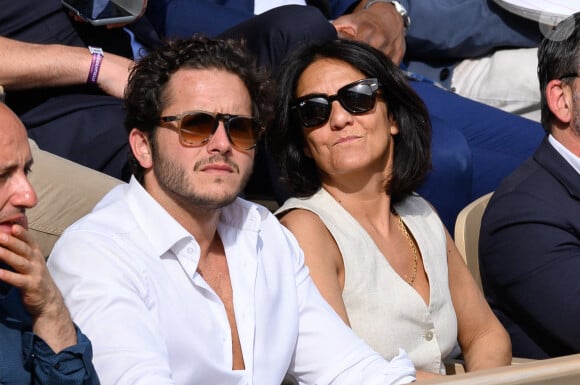 Florence Foresti et Alexandre Kominek dans les tribunes lors des Internationaux de France de tennis à Roland Garros le 29 mai 2022 à Paris, France. Photo par Laurent Zabulon/ABACAPRESS.COM