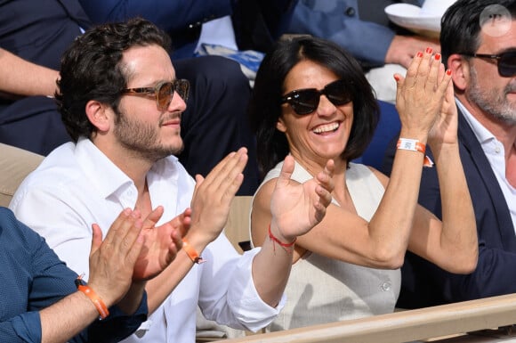 Florence Foresti et Alexandre Kominek dans les tribunes lors des Internationaux de France de tennis à Roland Garros le 29 mai 2022 à Paris, France. Photo par Laurent Zabulon/ABACAPRESS.COM