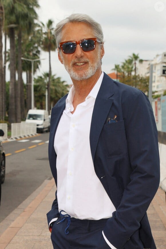 Il y a a acheté une sublime maison en brique rose du XIXème siècle...Antoine De Caunes est aperçu sur la Croisette lors du 77ème Festival de Cannes. France, Cannes le 20 mai 2024. Photo par Cyril Chateau/ABACAPRESS.COM