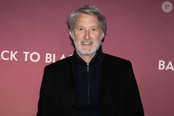 L'ancien complice de José Garcia se rend souvent en Normandie...Antoine de Caunes assiste à la première de Back To Black à l'Olympia, le 22 avril 2024 à Paris, France. Photo par David NIVIERE/ABACAPRESS.COM