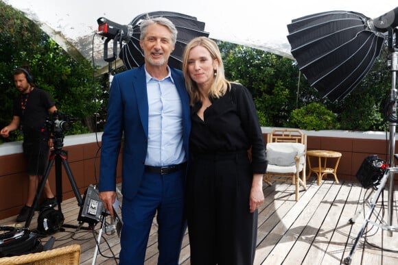 Exclusif - Antoine de Caunes, Léa Drucker - Interview de Léa Drucker par Antoine de Caunes dans le cadre de la promotion du film "L'été dernier" de C. Breillat à la terrasse UNIFRANCE lors du 76ème Festival International du Film de Cannes le 25 mai 2023. © Christophe Clovis / Bestimage