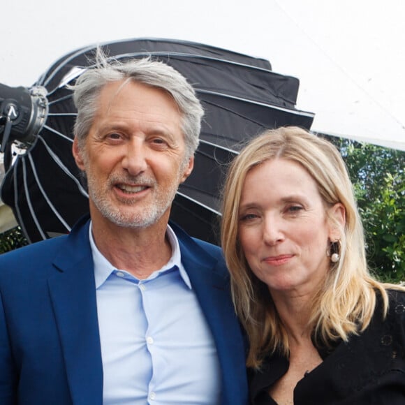 Exclusif - Antoine de Caunes, Léa Drucker - Interview de Léa Drucker par Antoine de Caunes dans le cadre de la promotion du film "L'été dernier" de C. Breillat à la terrasse UNIFRANCE lors du 76ème Festival International du Film de Cannes le 25 mai 2023. © Christophe Clovis / Bestimage