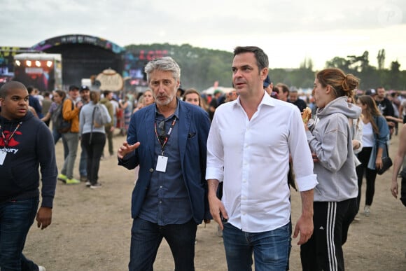 Antoine de Caunes, Olivier Véran, ministre délégué, chargé des Relations avec le Parlement et de la Vie démocratique lors du festival Solidays sur l'Hippodrome de Longchamp à Paris le 26 juin 2022. © Lionel Urman / Panoramic / Bestimage