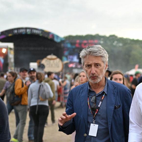 Antoine de Caunes, Olivier Véran, ministre délégué, chargé des Relations avec le Parlement et de la Vie démocratique lors du festival Solidays sur l'Hippodrome de Longchamp à Paris le 26 juin 2022. © Lionel Urman / Panoramic / Bestimage