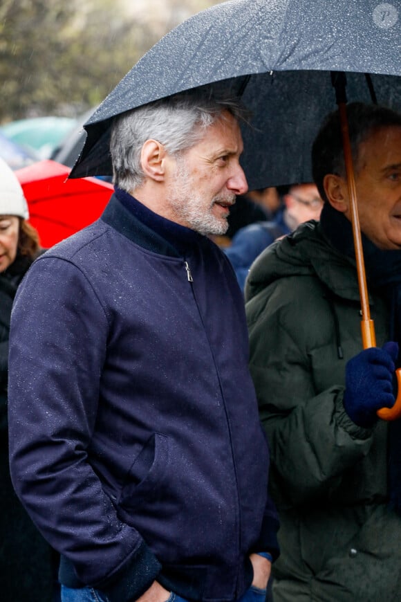 Antoine de Caunes - Arrivées aux obsèques de l'avocat Hervé Temime au cimetière du Montparnasse à Paris, France, le 14 avril 2023. © Clovis-Jacovides/Bestimage 