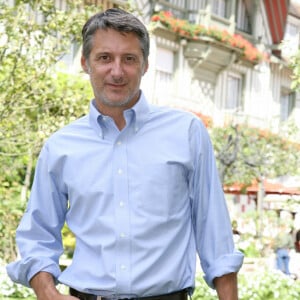 EXCLUSIF - Antoine de Caunes pose pour notre photographe au Normandy Hotel' lors du 32ème Festival du Film Américain à Deauville, France, le 8 septembre 2006. Photo par Denis Guignebourg/ABACAPRESS.COM