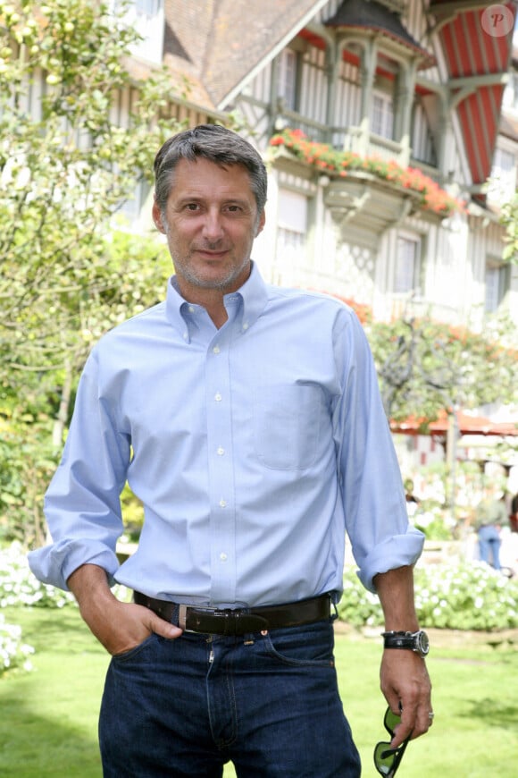 EXCLUSIF - Antoine de Caunes pose pour notre photographe au Normandy Hotel' lors du 32ème Festival du Film Américain à Deauville, France, le 8 septembre 2006. Photo par Denis Guignebourg/ABACAPRESS.COM