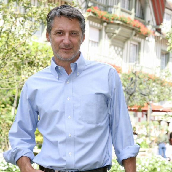 EXCLUSIF - Antoine de Caunes pose pour notre photographe au Normandy Hotel' lors du 32ème Festival du Film Américain à Deauville, France, le 8 septembre 2006. Photo par Denis Guignebourg/ABACAPRESS.COM