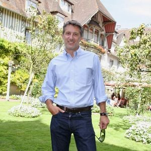Entre Antoine de Caunes et la ville de Trouville, c'est une longue histoire.EXCLUSIF - Antoine de Caunes pose pour notre photographe au Normandy Hotel' lors du 32ème Festival du Film Américain à Deauville, France. Photo par Denis Guignebourg/ABACAPRESS.COM