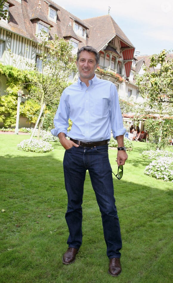 Entre Antoine de Caunes et la ville de Trouville, c'est une longue histoire.EXCLUSIF - Antoine de Caunes pose pour notre photographe au Normandy Hotel' lors du 32ème Festival du Film Américain à Deauville, France. Photo par Denis Guignebourg/ABACAPRESS.COM