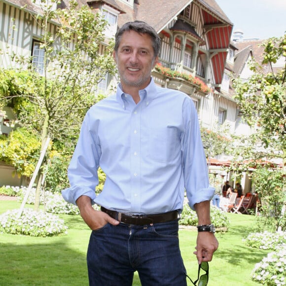 Entre Antoine de Caunes et la ville de Trouville, c'est une longue histoire.EXCLUSIF - Antoine de Caunes pose pour notre photographe au Normandy Hotel' lors du 32ème Festival du Film Américain à Deauville, France. Photo par Denis Guignebourg/ABACAPRESS.COM